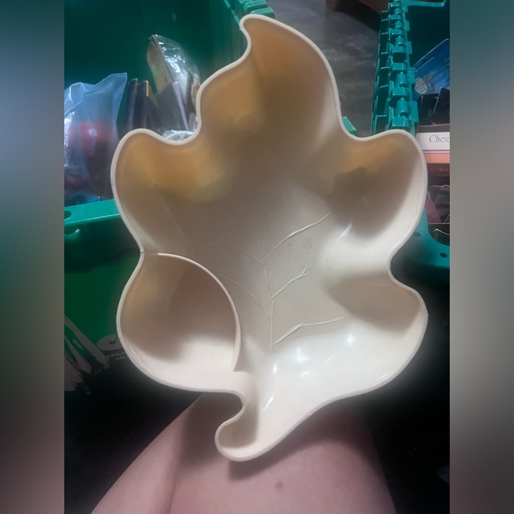 New! Vintage! Small Leaf ๐ Hard Plastic Chip and Dip Server - Picture 2 of 3